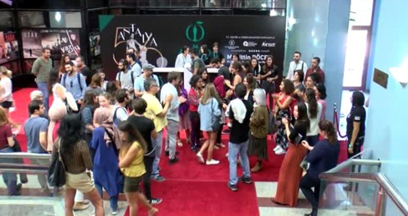 Yönetmen Zeki Demirkubuz'u söyleşisine gelen vatandaşlar, salona alınmayınca protesto etti