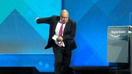 Alman bakan, katıldığı konferansta merdivenlerden düştü