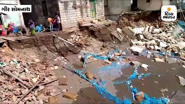 રાજપરા બંદરે પ્રોટેક્શન દીવાલ પડી જતા દરિયાનું પાણી મકાનોમાં ઘૂસ્યું, બે મકાન ધરાશાયી