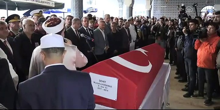 Şehit cenazesinde tepki çeken anlar! Bir şehit gülmediğiniz kalmıştı