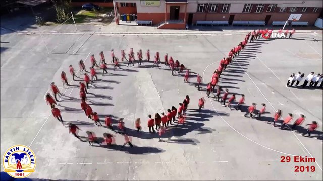 Bartın’da öğrencilerden ay-yıldızlı koreografi