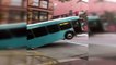 - ABD’de yolcu otobüsü çukura düştü- Kırmızı ışıkta bekleyen otobüs yolda oluşan çukura düştü