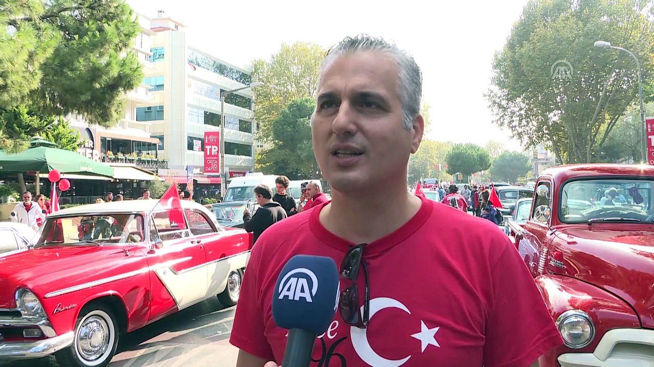 29 Ekim Cumhuriyet Bayramı kutlanıyor - Klasik otomobillerden cumhuriyet konvoyu - İSTANBUL