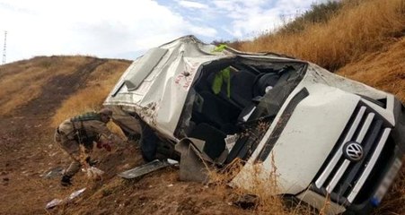 Adıyaman'da yolcu minibüsü şarampole yuvarlandı: 19 yaralı