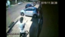Câmera flagra rapaz furtando bicicleta em condomínio