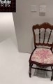 Cadeira antiga mostra como eram os brinquedos para adultos de antigamente