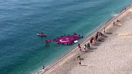 Dalgıçlardan bayraklı bayram kutlaması