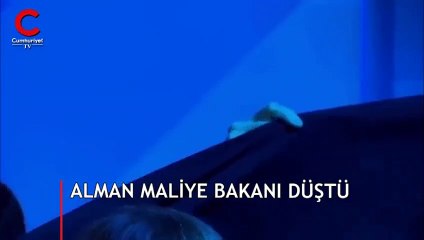 Bakan sahneden böyle düştü! Kısa süreli bilinç kaybı yaşadı