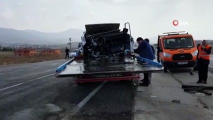 Tırın çarptığı otomobil ikiye bölündü: 1 ölü