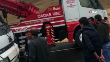 Freni patlayan vinç yan yattı, trafik felç oldu