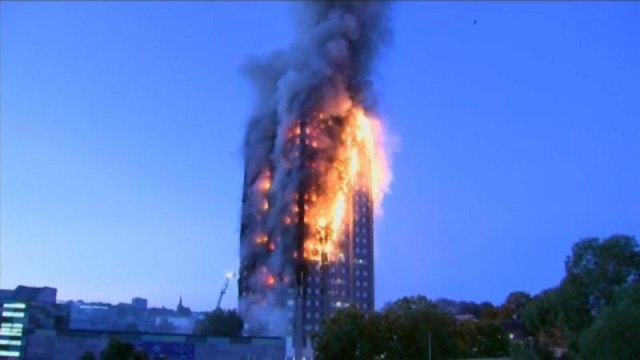 Rogo alla Grenfell Tower: vigili del fuoco sotto accusa