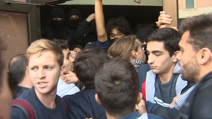 Estudiantes bloquean puertas e impiden acceder a la UPF
