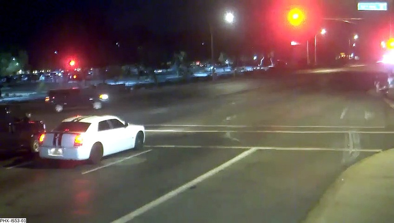 Un accident de voitures sauve la vie d’une famille qui traverse une rue