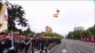 Un parachutiste se prend un lampadaire pendant le défilé militaire à Madrid