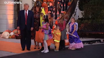 شاهد: ترامب يرحب بالديناصورات والأميرات في البيت الأبيض احتفالا بالهالوين