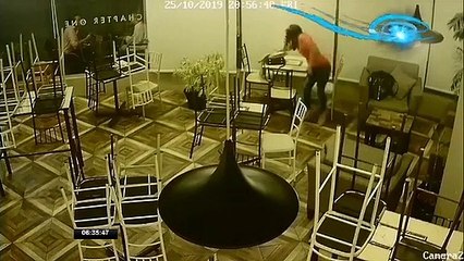 Captan a mujer sustrayendo un celular del interior de una cartera en un local de Guayaquil