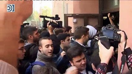 Tensión y empujones a las puertas de la Pompeu Fabra entre huelguistas y estudiantes