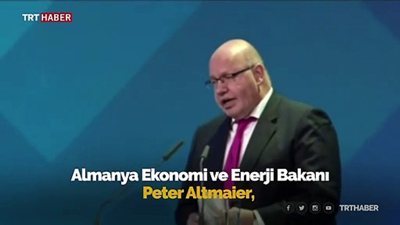 Alman bakan Altmaier sahneden düşüp yaralandı