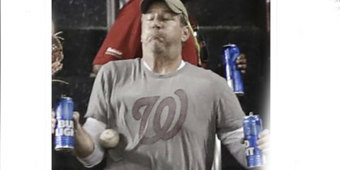 Alaban a este fan del béisbol por no soltar dos cervezas aunque la pelota fue directa a su pecho