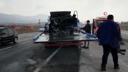 Tırın çarptığı otomobil ikiye bölündü: 1 ölü