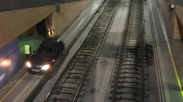 Un conductor de 70 años acaba con su coche dentro de la estación de tren de Sevilla