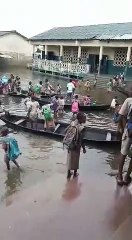 Inondations à Cotonou : Les écoliers de Ladji se déplacent en pirogues