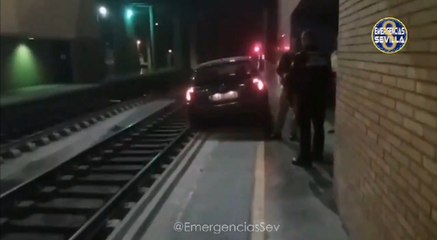 Un vehículo circula por error por una vía de tren hasta Santa Justa
