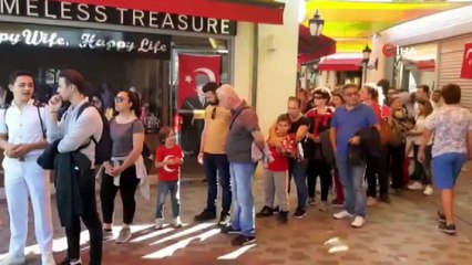 Kuşadalılar'dan askeri gemiye yoğun ilgi