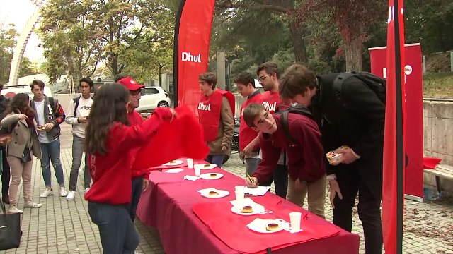 Cientos de universitarios participan en un concurso de succión de flanes