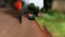 Fogo destrói carro no Bairro Neva