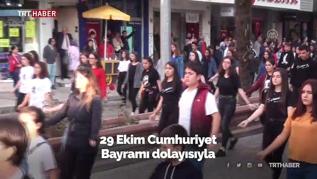 Cumhuriyet Bayramı'nı rekor katılımla zeybek oynayarak kutladılar