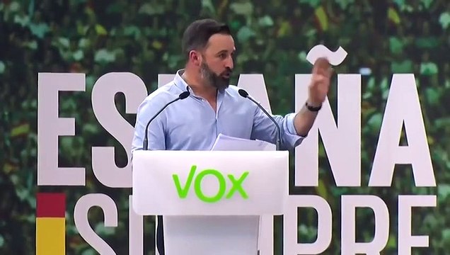 Abascal lee en un mitin una lista de apellidos para extender la falsa idea de que los inmigrantes tienen privilegios en ayudas sociales