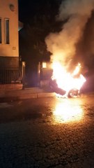 Download Video: San Giorgio a Cremano (NA) - Incendiate due auto a consigliere comunale (29.10.19)