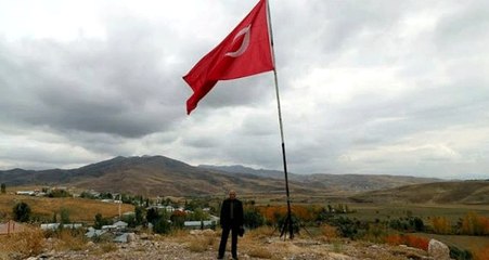 Tehditlere rağmen 35 yıldır Türk bayrağını dalgalandıran Tahir Öztepe, 29 Ekim resepsiyonuna davet edildi