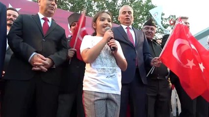 İstiklal Marşı'nın on kıtasını ezbere okudu, gözyaşlarına boğuldu
