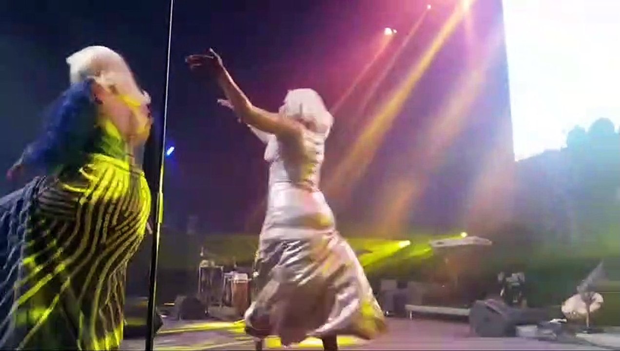 Guigui et Oumou Sow montrent les objets interdits sur scène. Lepp ci biti !