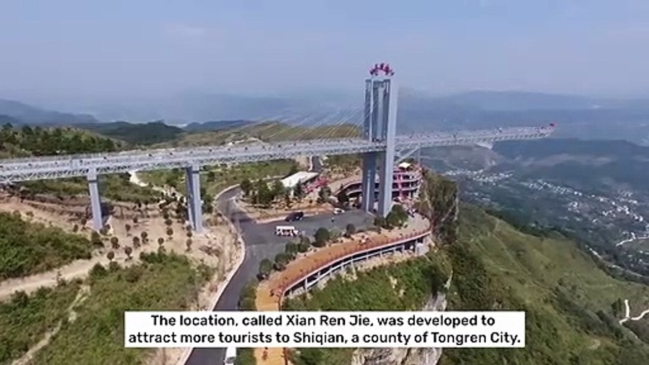 Le record du monde du plus haut pont aérien pour piéton en verre se trouve en Chine