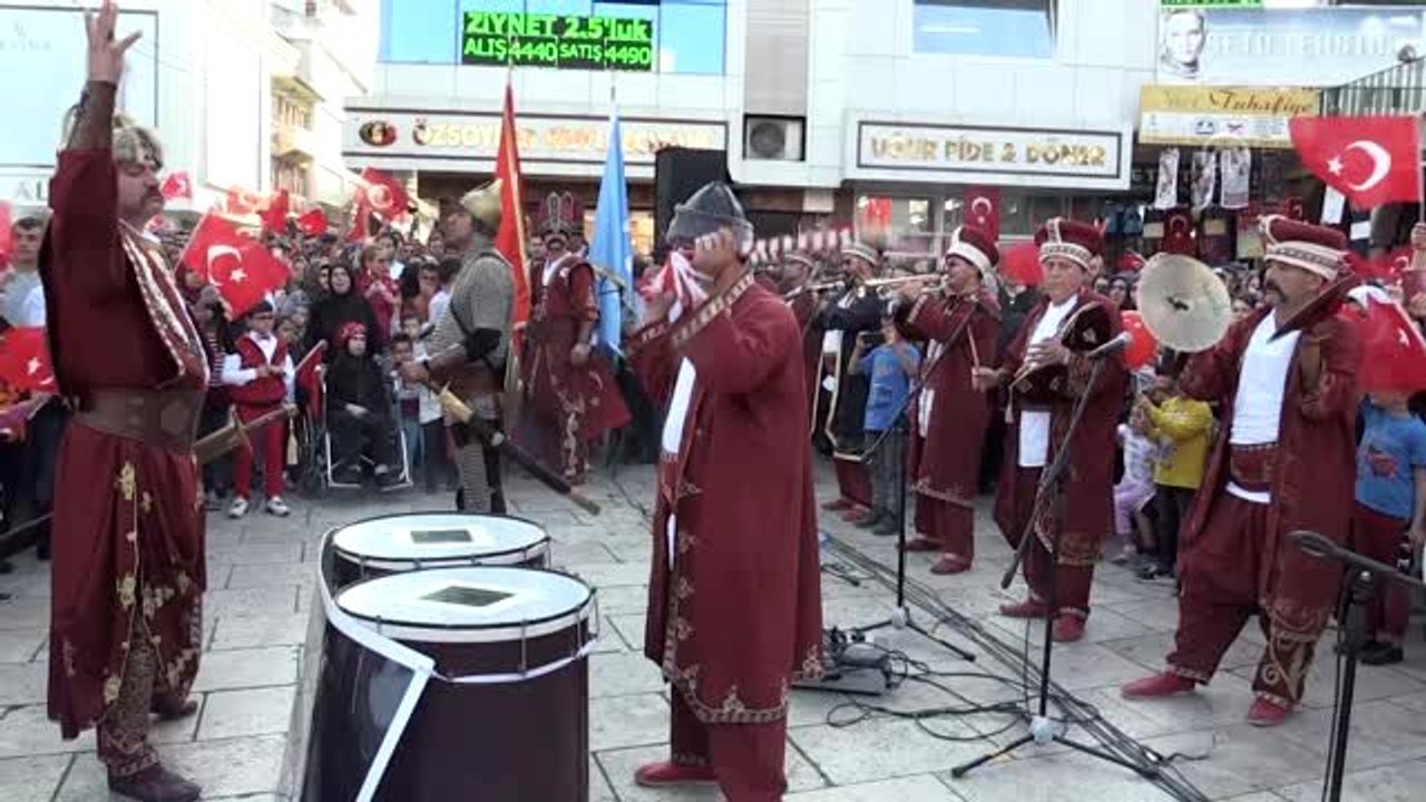 29 Ekim Cumhuriyet Bayramı kutlanıyor - Yürüyüş ve fener alayı