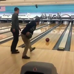 Meilleur coup de bowling jamais vu : ils font un strike à 2 !