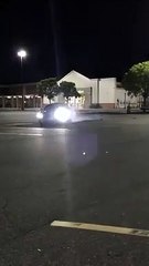 Il conduit comme Fast & Furious.. et brûle son pneu sur le parking !