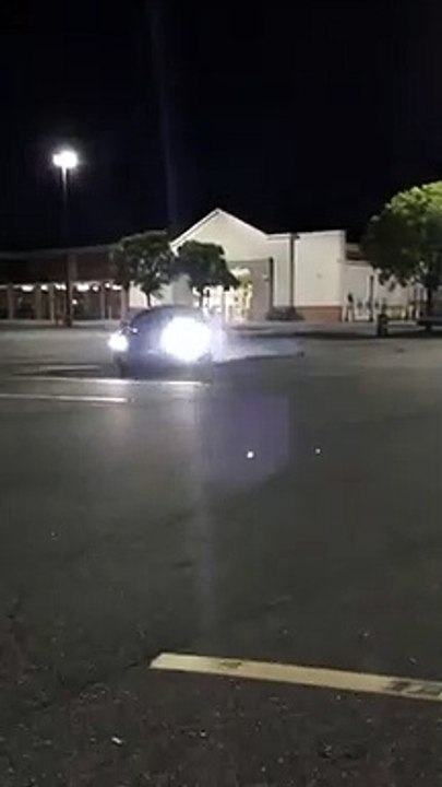 Il conduit comme Fast & Furious.. et brûle son pneu sur le parking !