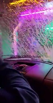 Car Wash d'Halloween : déguisé ce garagiste nettoie la voiture en faisant peur aux passagers !