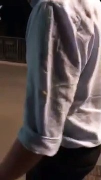 Il marche avec les chaussures à talons de sa copine pour l'aider !