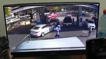 assaltantes em posto de gasolina si dão mão