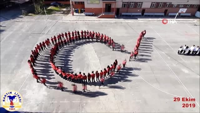 Bartın'da öğrencilerden ay-yıldızlı koreografi