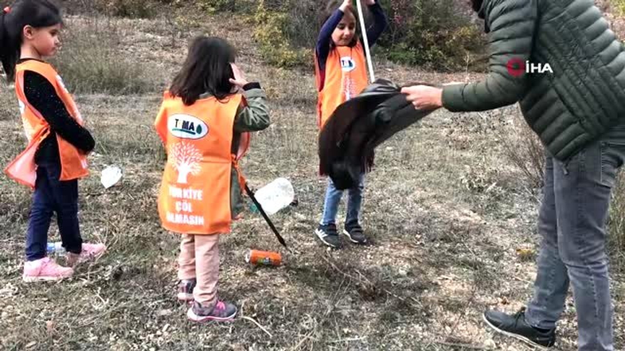 Babasıyla yol kenarına atılan çöpleri toplayan Zeynep'e Konyalı firma çöp toplama aparatı hediye...