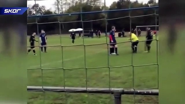 Kırmızı kartı gören futbolcu hakeme yumruk attı