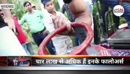 अब्दुल अपने कंधे पर पूरी ट्राली उठा लेते हैं