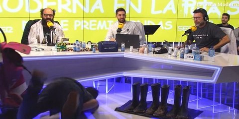 Uno de los borrachos de 'La Vida Moderna' se parte la crisma en directo en el estudio de la Cadena SER