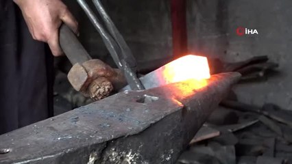 - 40 yıllık demir ustası, hurdadan malzeme üretiyor